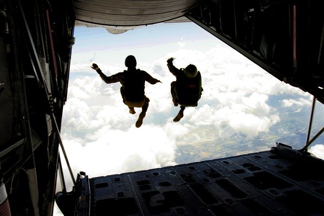 parachute skydiving-708695_640